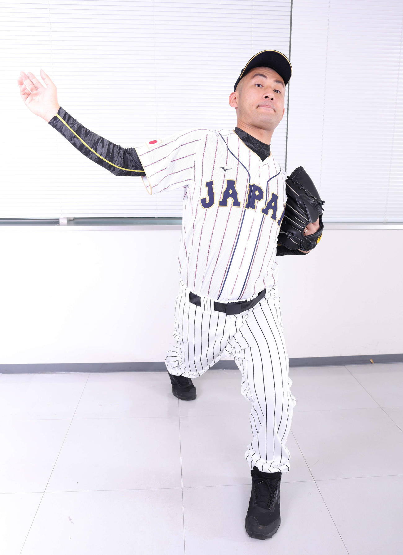 巨人大勢のものまねをする「＃ちょいまねジャパン」の体勢（撮影・河田真司）