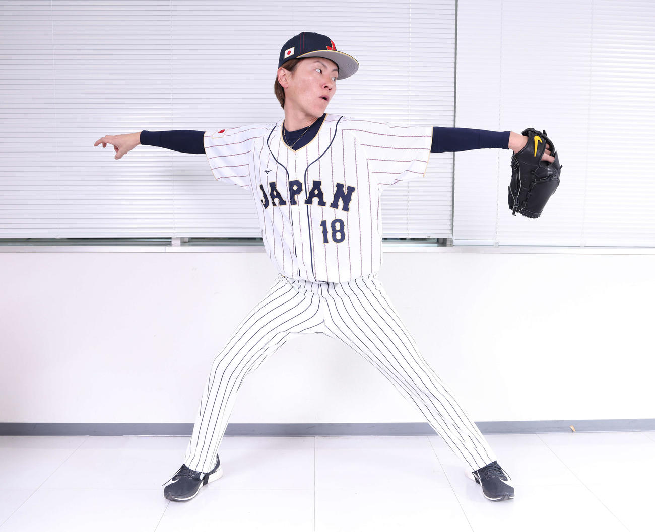 山本由伸のものまねをする「＃ちょいまねジャパン」の山本申伸（撮影・河田真司）