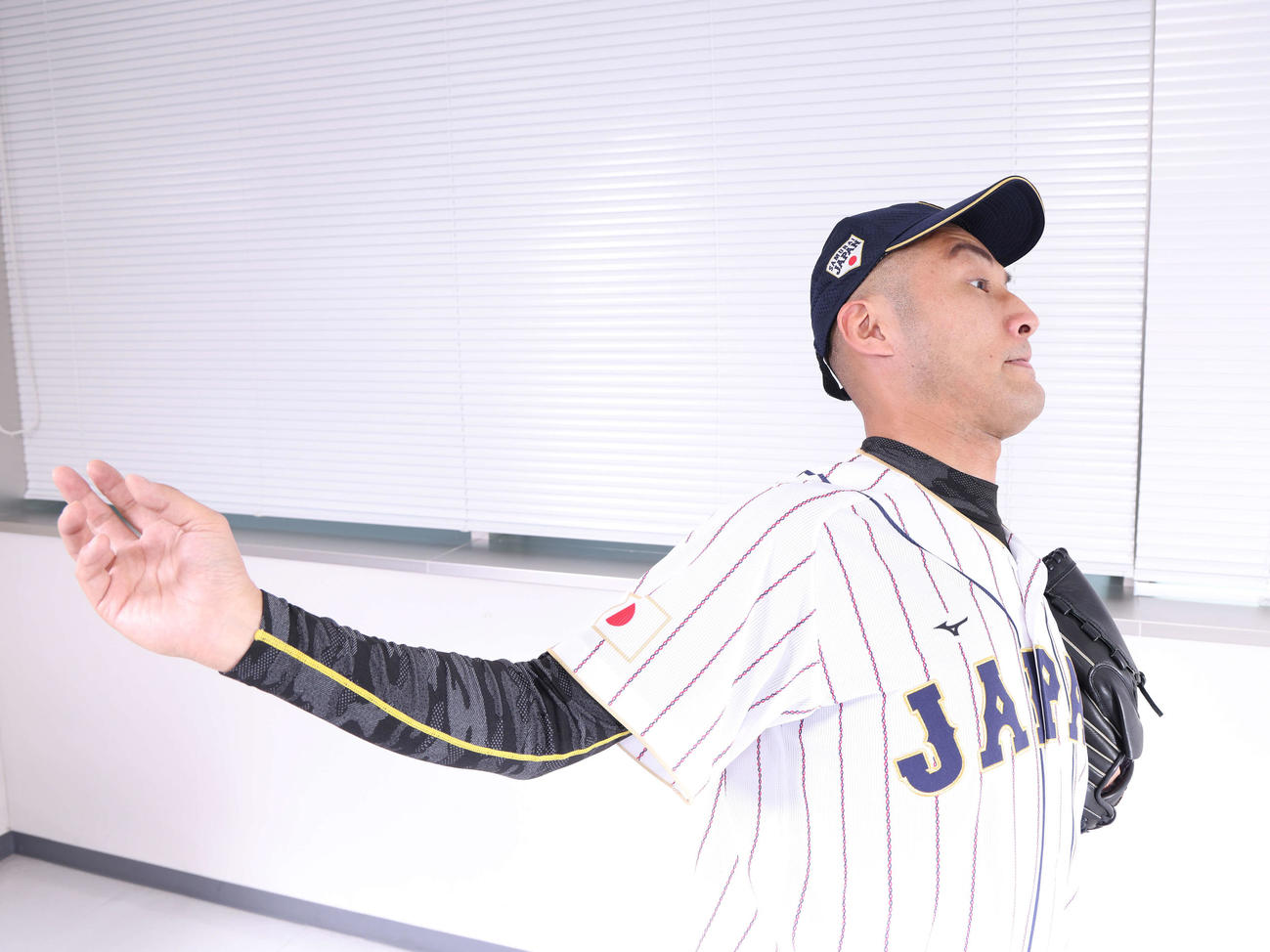 巨人大勢のものまねをする「＃ちょいまねジャパン」の体勢（撮影・河田真司）