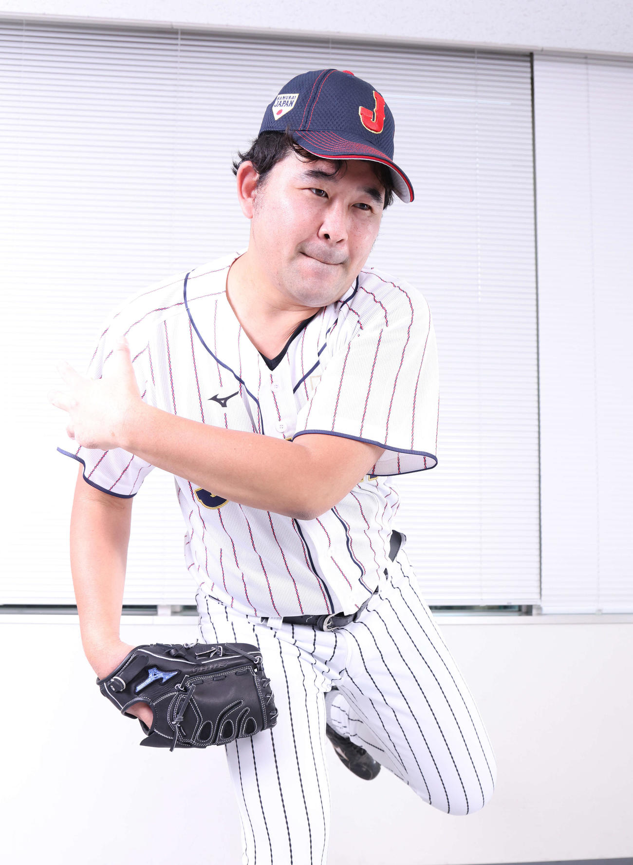 宮城大弥のものまねをする「＃ちょいまねジャパン」の宮城太弥＝（撮影・河田真司）