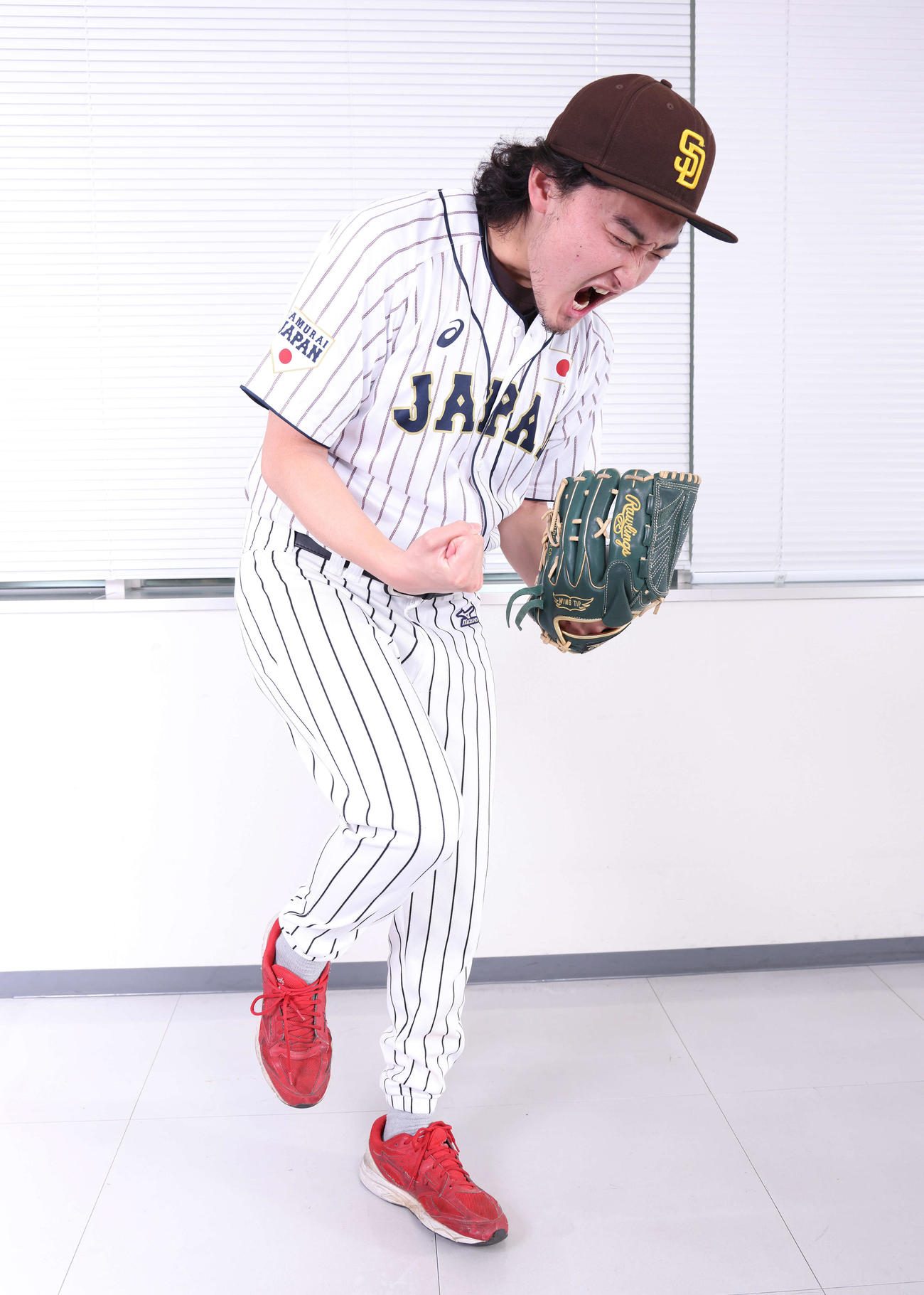 ダルビッシュ有のものまねをする「＃ちょいまねジャパン」のカルビッシュ有（撮影・河田真司）