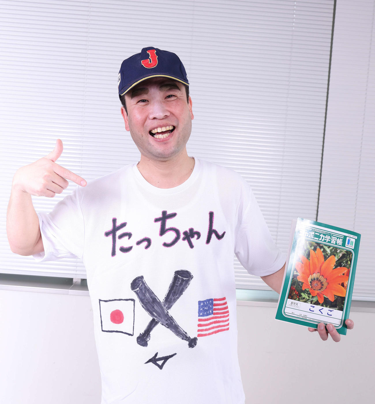 自作の「たっちゃんTシャツ」を着用する「＃ちょいまねジャパン」のノートバー（撮影・河田真司）