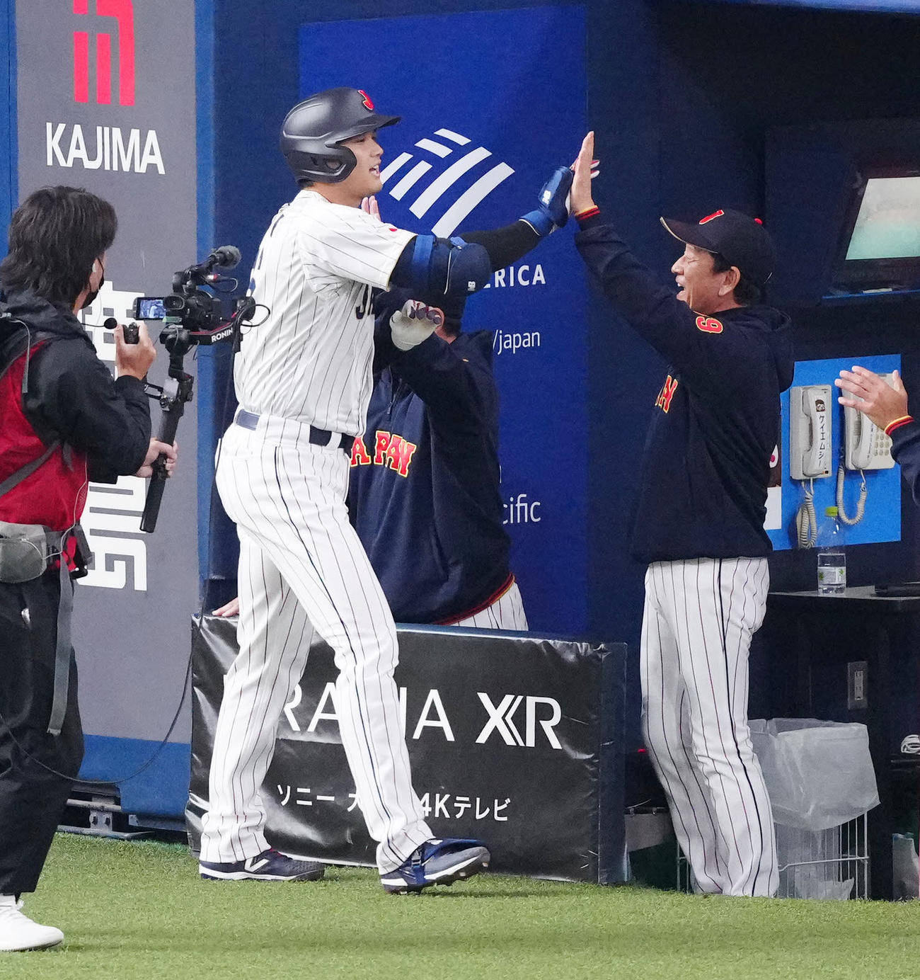 阪神対侍ジャパン　5回表侍ジャパン2死一、二塁、2打席連続となる3点本塁打を放ち、栗山監督（右）とタッチを交わす大谷（撮影・江口和貴）