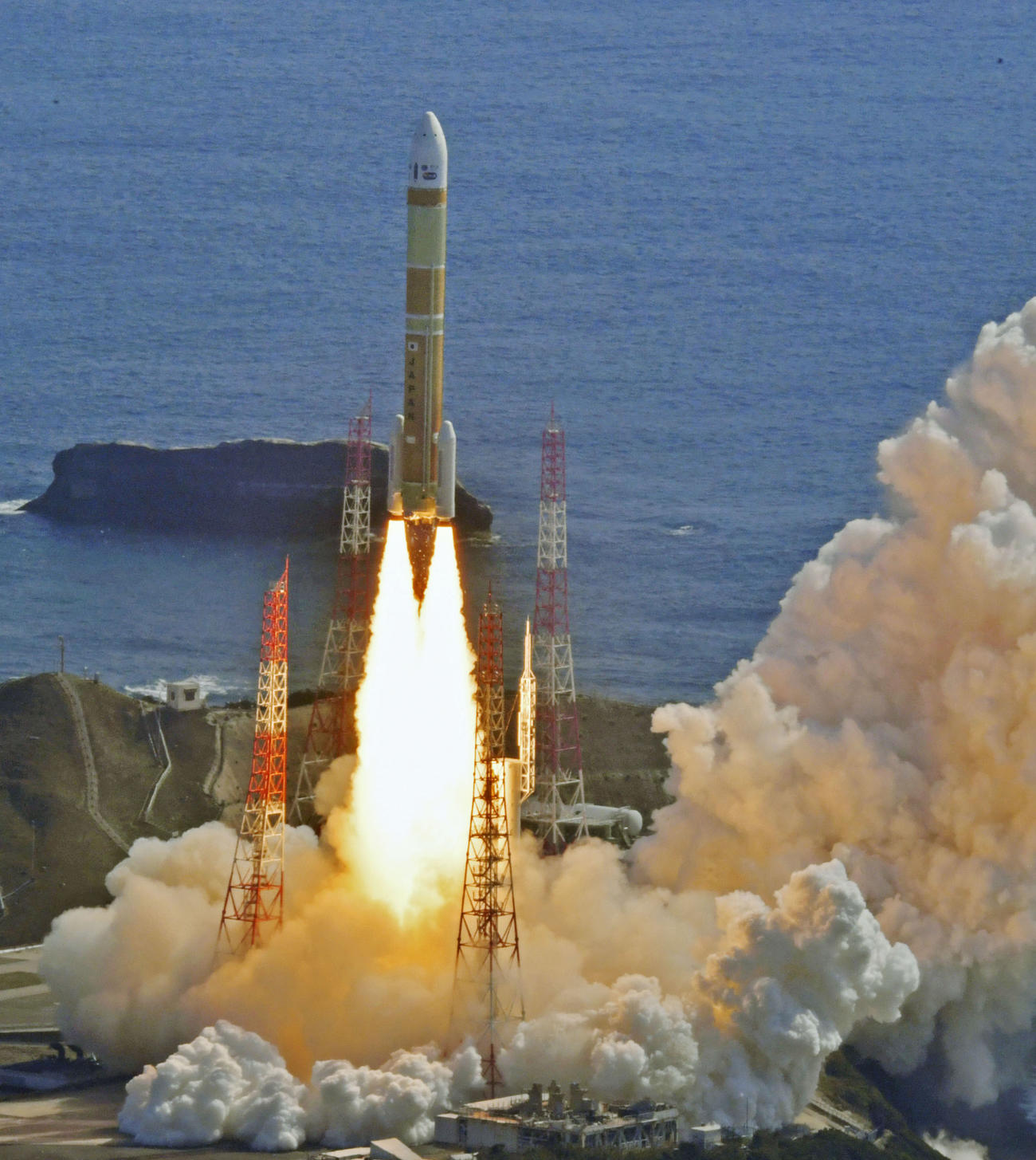 地球観測衛星だいち3号を載せ、打ち上げられるH3ロケット1号機。2段目エンジンが点火せず失敗した（共同）