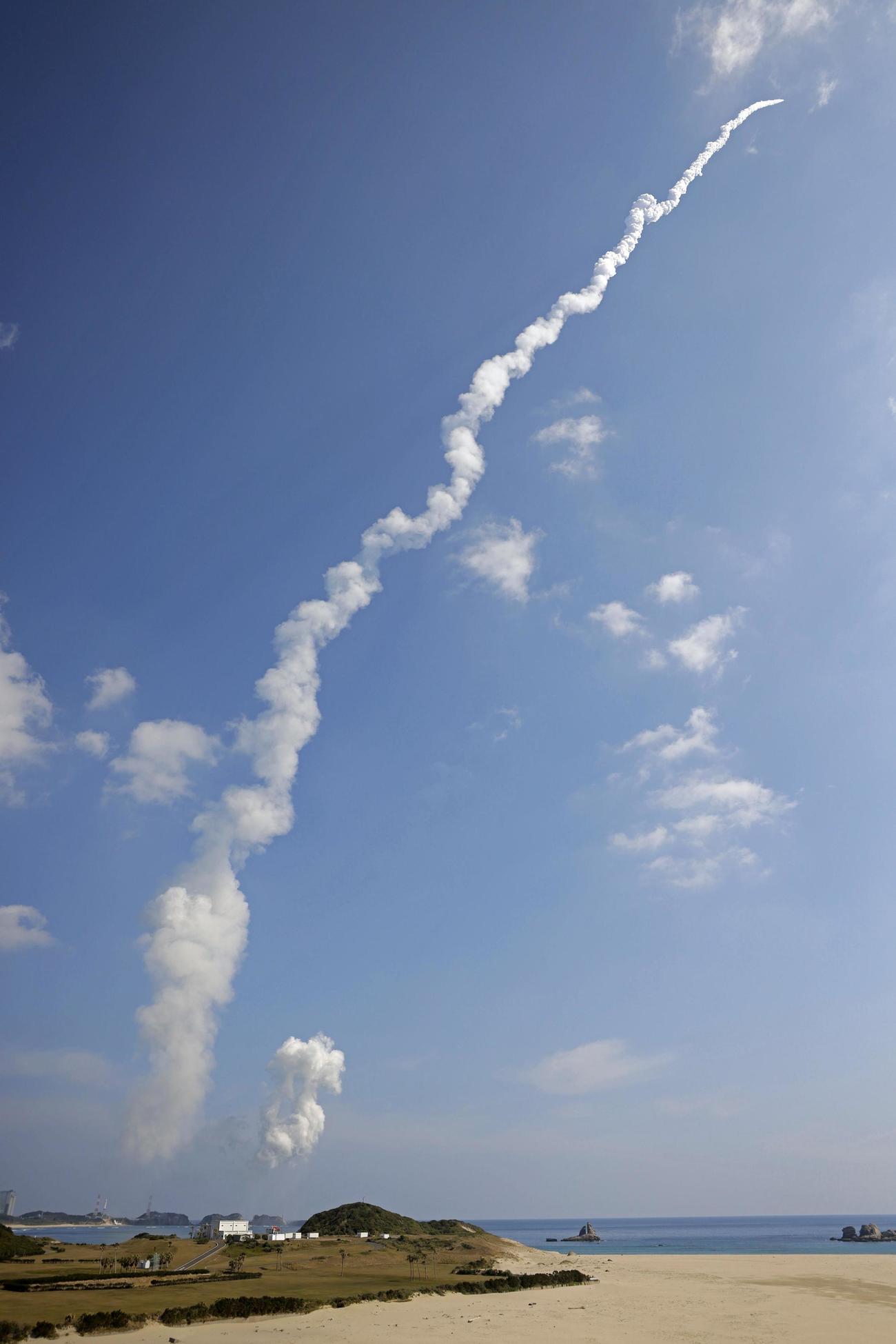 鹿児島県の種子島宇宙センターから打ち上げられ、白煙を残し上昇するH3ロケット1号機。2段目エンジンが点火せず失敗した（共同）