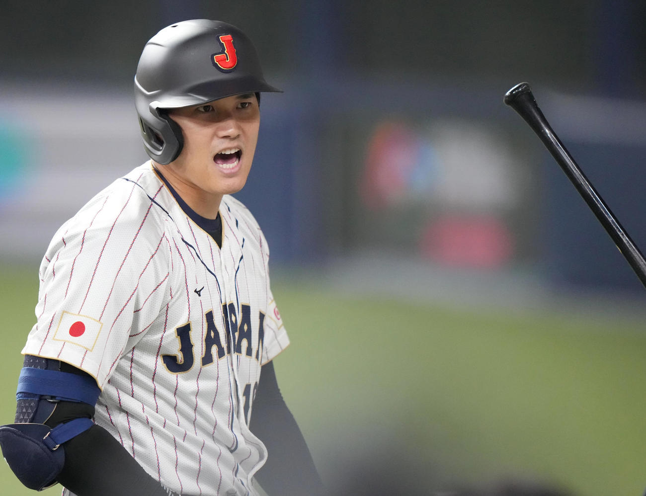 阪神対侍ジャパン　阪神対侍ジャパン　5回表侍ジャパン2死一、二塁、この日2本目となる3点本塁打を放ち、ベンチ前でほえる大谷（撮影・狩俣裕三）