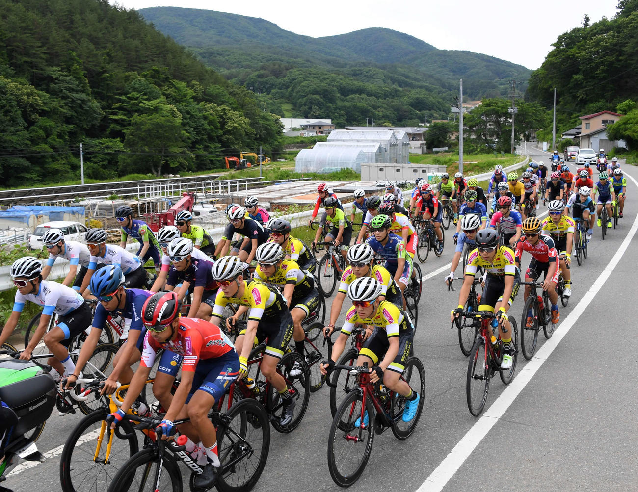 20年6月に行われた「ツール・ド・かつらお」の様子（福島民報社提供）