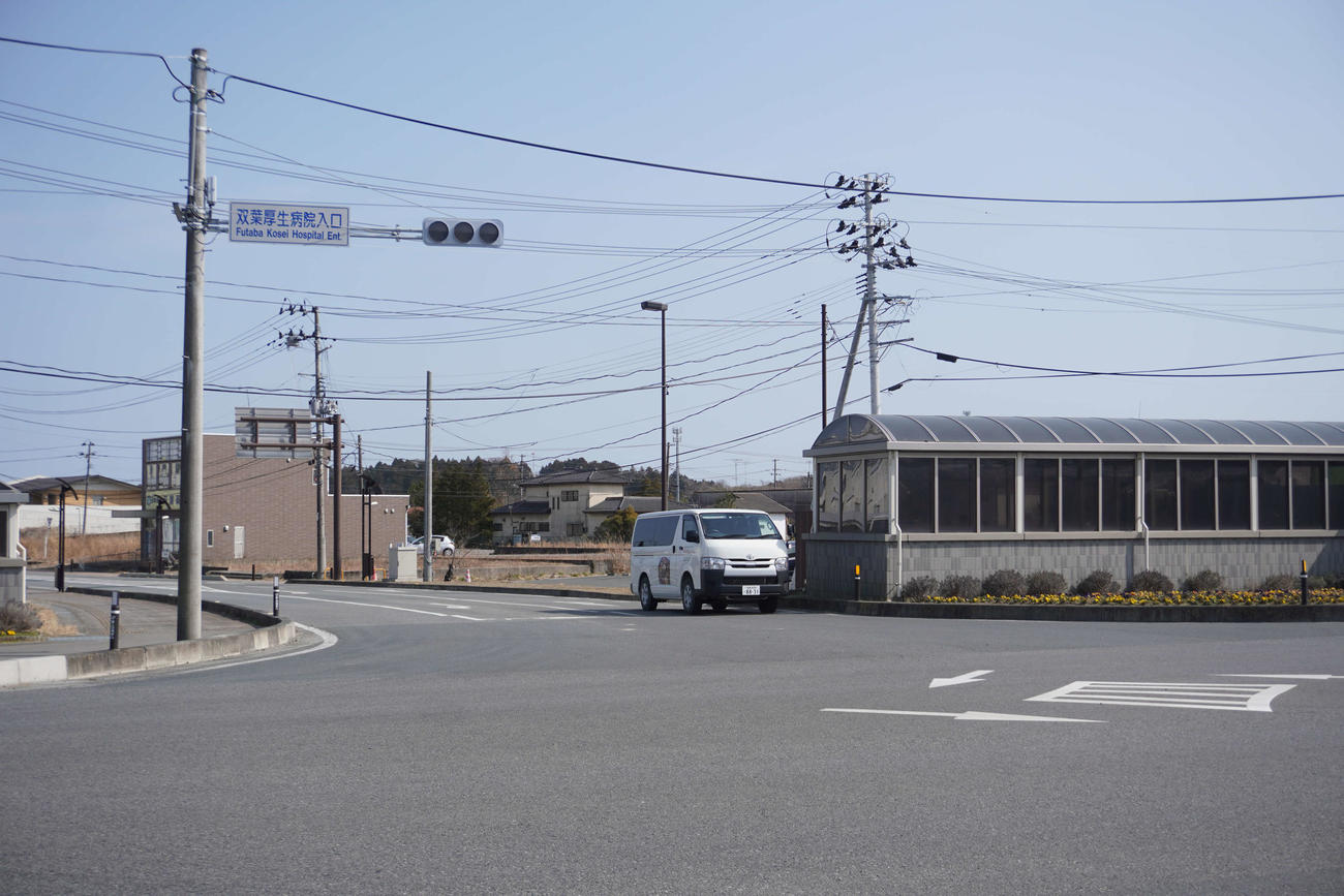 JR双葉駅の入り口付近。横にのびる道が国道6号（撮影・沢田直人）