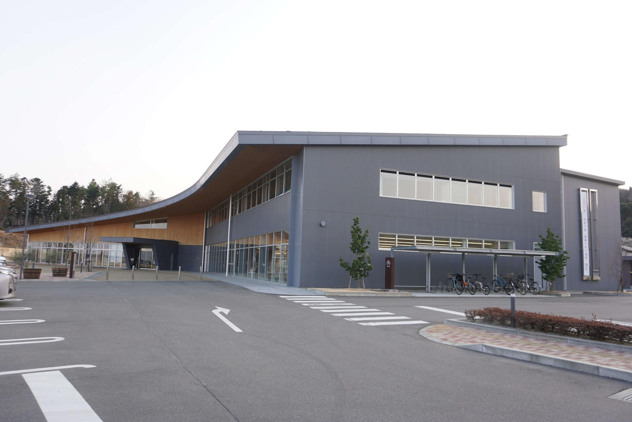 2日目のレースのゴール地点となった大熊町役場本庁舎（撮影・沢田直人）