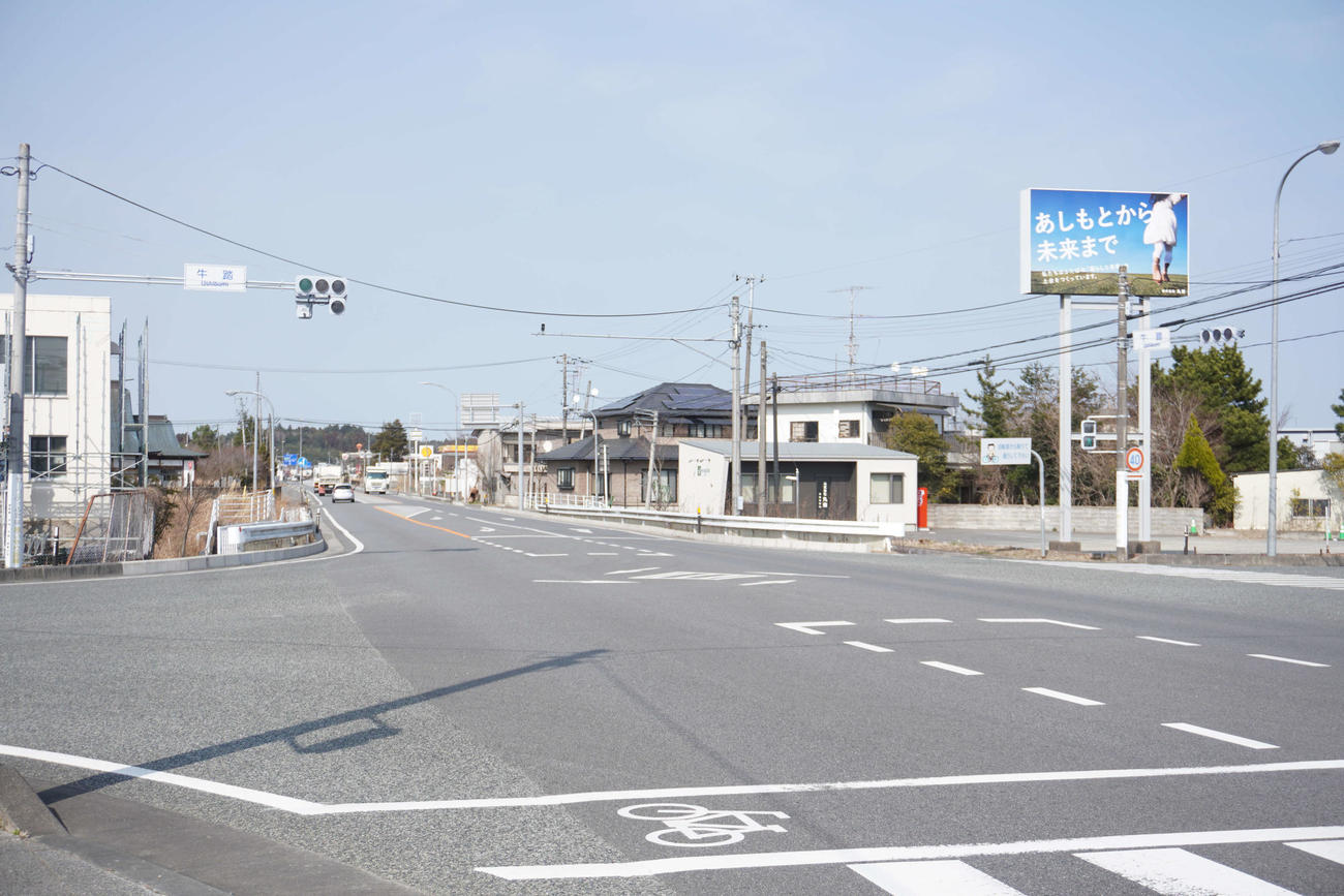 1日目のレースのゴール地点となった牛踏交差点。レースの参加者は手前から奥に進む（撮影・沢田直人）