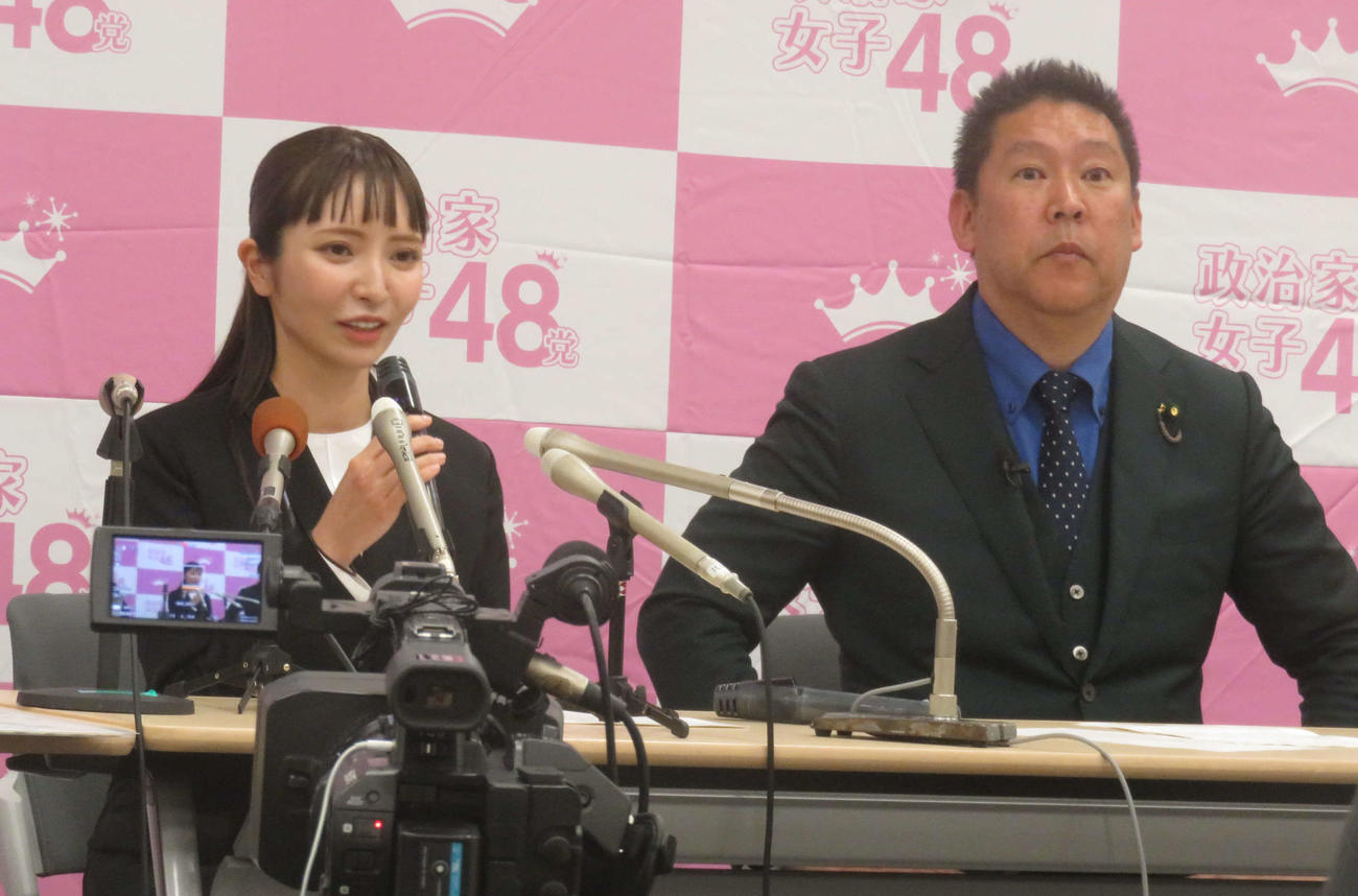NHK党の立花孝志党首（右）はガーシー参院議員が帰国しなかった責任を取って党首を辞任し、党名変更するとし、大津綾香新党首を発表した（撮影・大上悟）