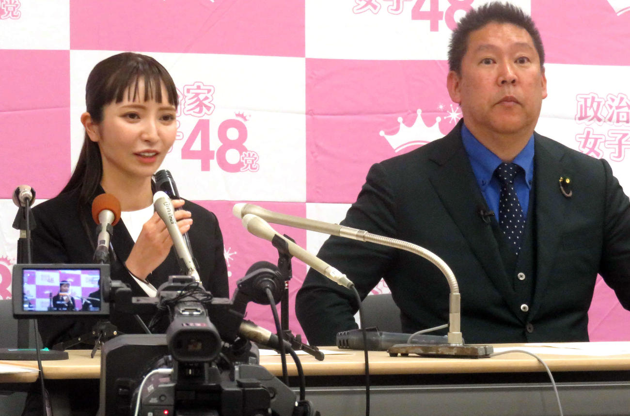 党首を辞任し党名変更するとし、大津綾香新党首（左）を発表したNHK党の立花孝志党首（撮影・大上悟）