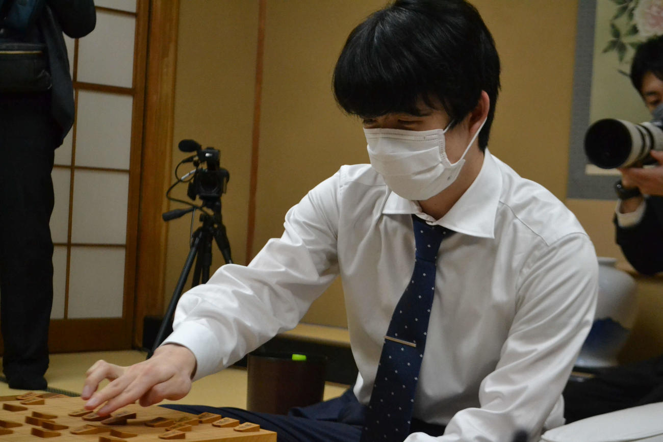 広瀬章人八段とのプレーオフを制して初めての名人戦挑戦権を得た藤井聡太竜王