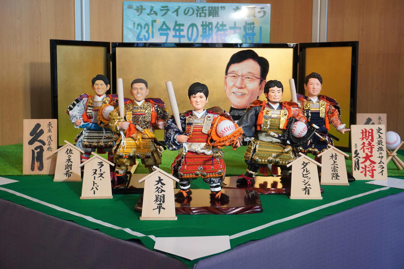 「今年の期待大将」として製作されたWBC出場メンバーの五月人形。右から村上宗隆、ダルビッシュ有、大谷翔平、ラーズ・ヌートバー、佐々木朗希。びょうぶには栗山英樹監督が描かれている（撮影・沢田直人）