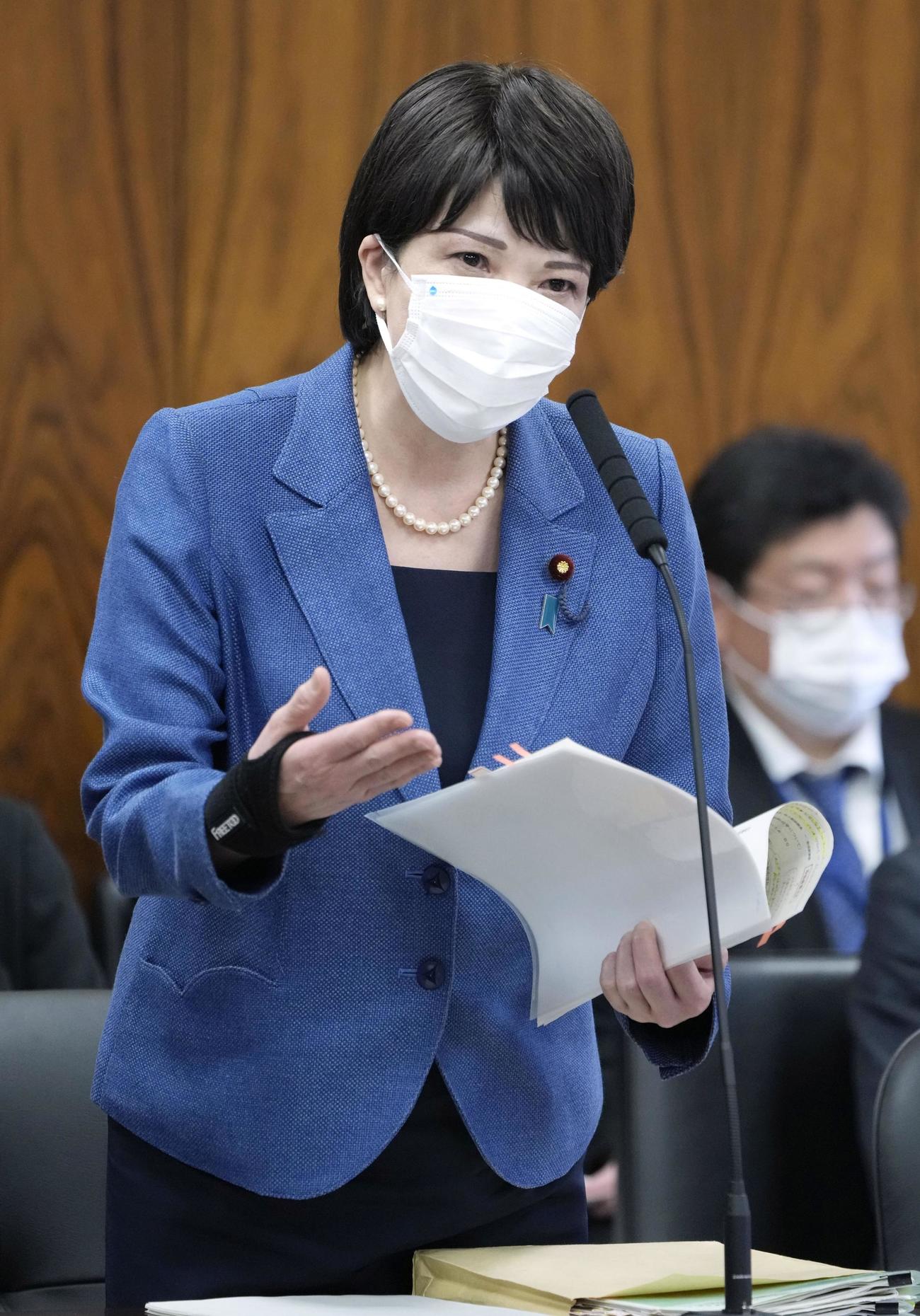 参院内閣委で答弁する高市経済安保相（共同）