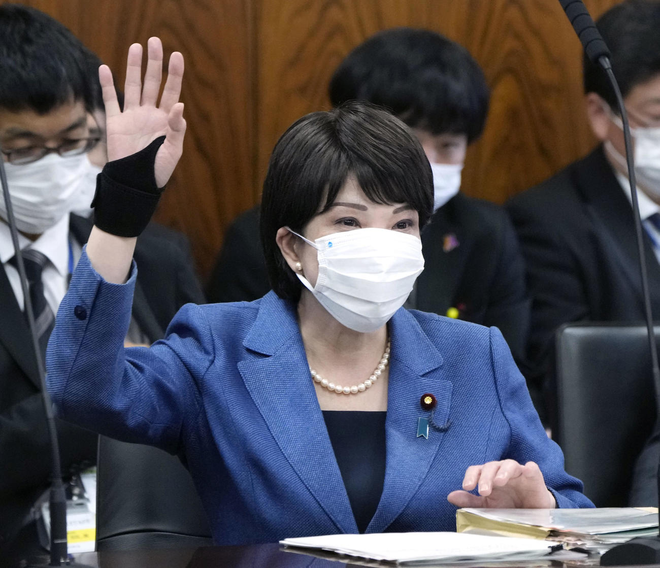 参院内閣委で答弁のため挙手する高市経済安保相（共同）