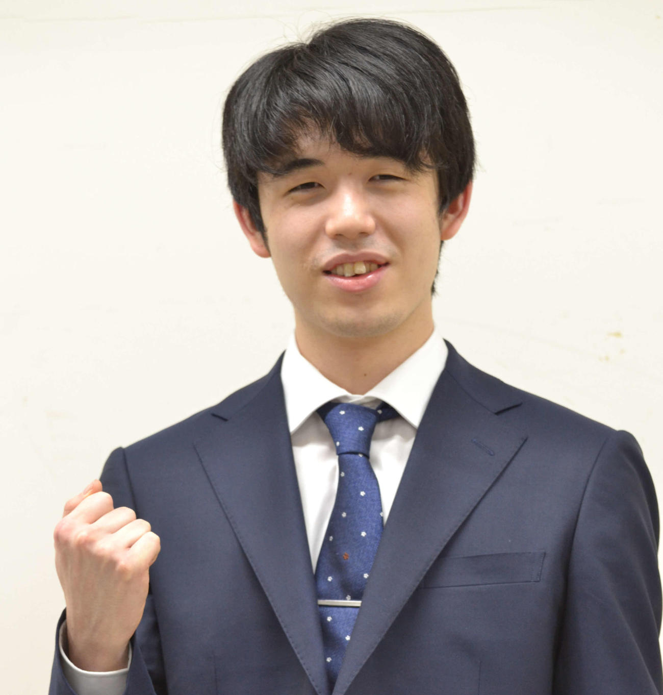 8日深夜、名人戦初挑戦を決めガッツポーズをする藤井竜王（撮影・赤塚辰浩）