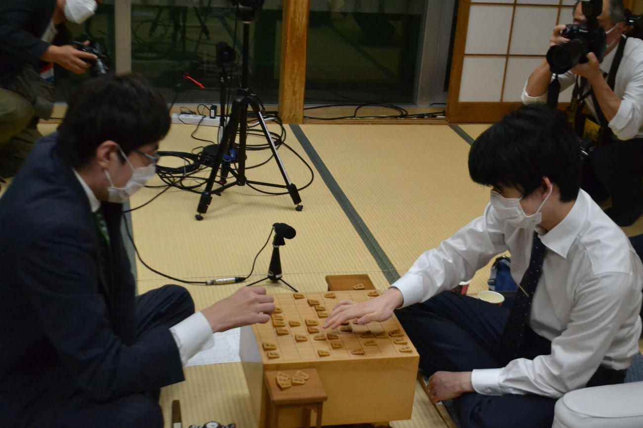 広瀬章人八段（左）とのプレーオフを制して初めての名人戦挑戦権を得た藤井聡太竜王（右）