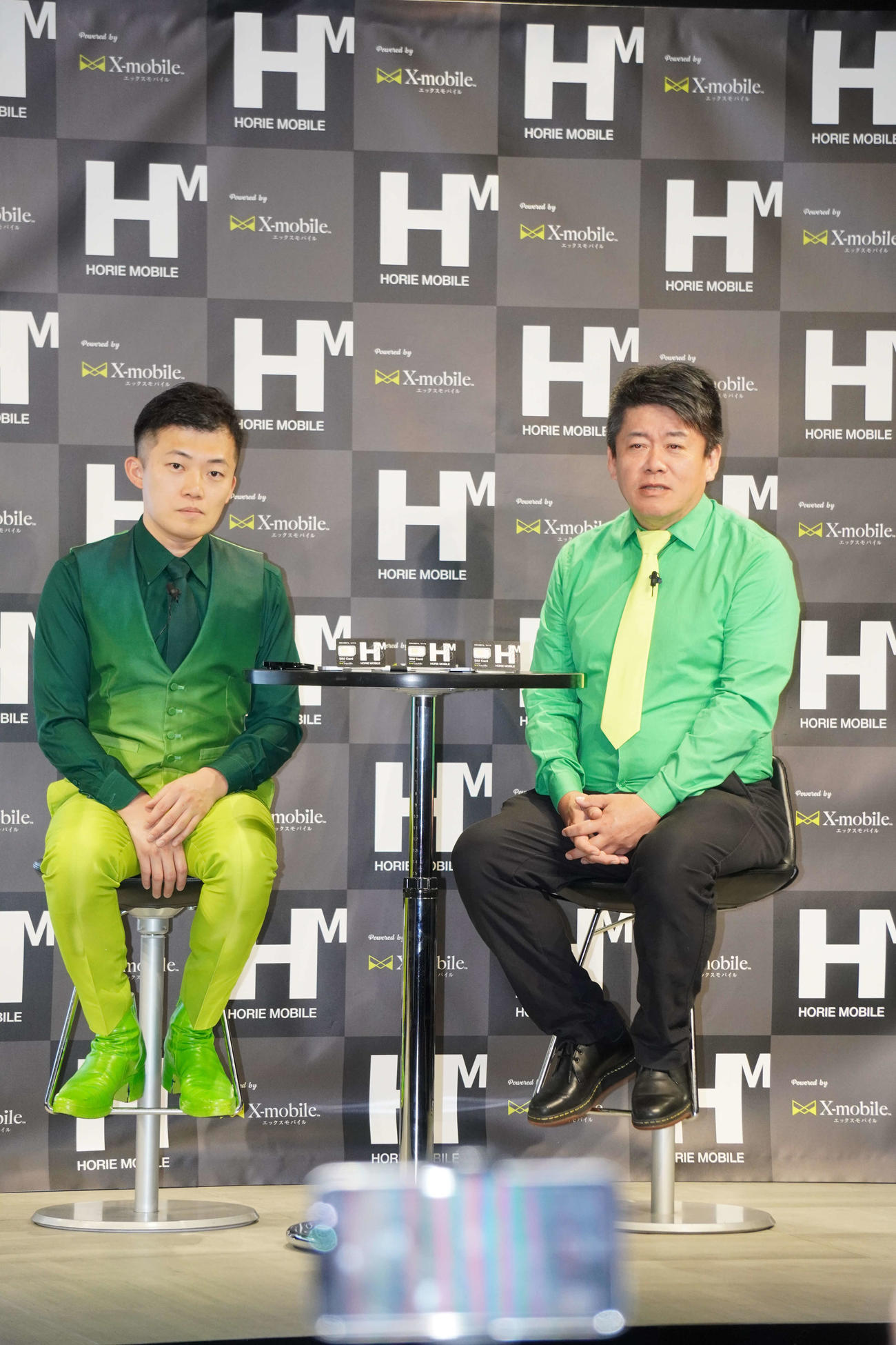 「HORIE MOBILE（ホリエモバイル）」について対談する木野将徳氏（左）と堀江貴文氏（撮影・沢田直人）