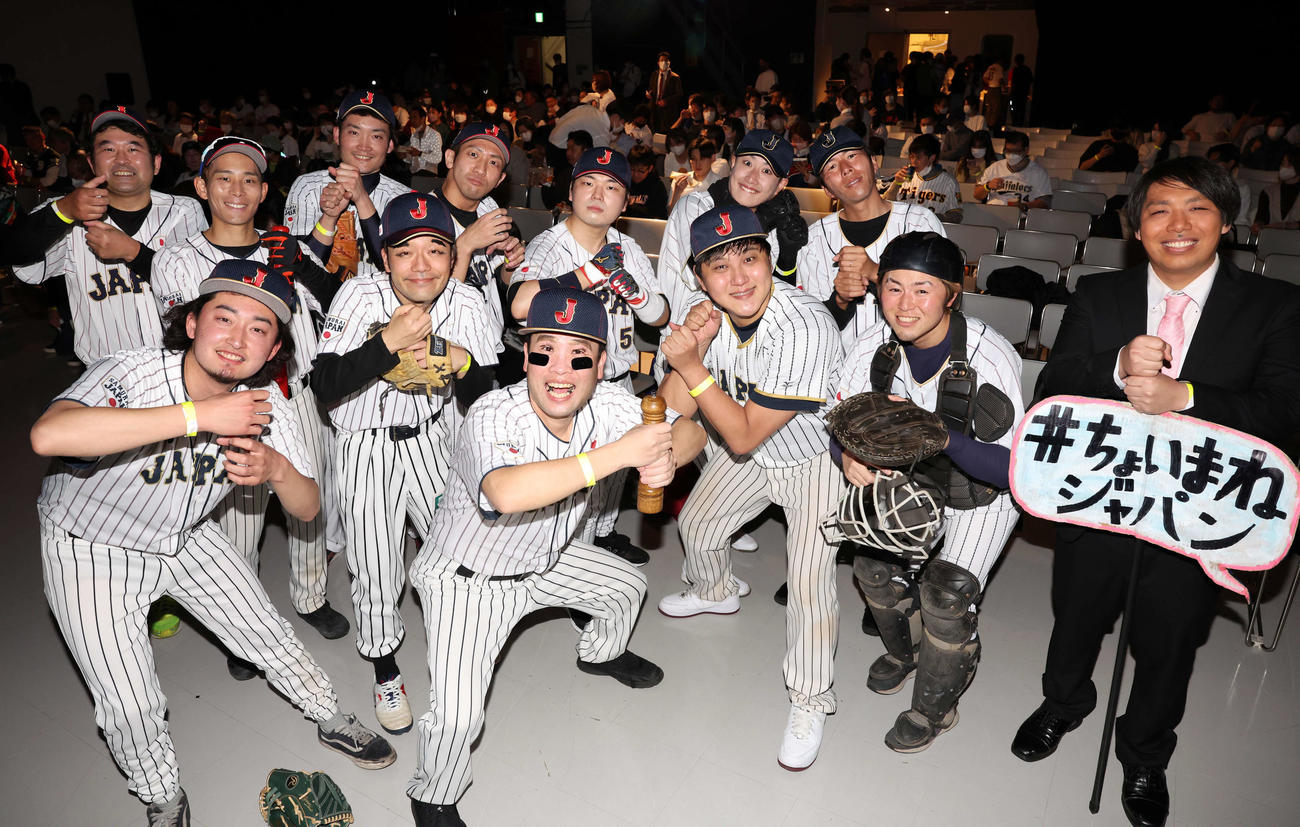 WBC日本中国戦のパブリックビューイングでペッパーミルパフォーマンスで盛り上がる「ちょいまねジャパン野球部」（撮影・宮地輝）