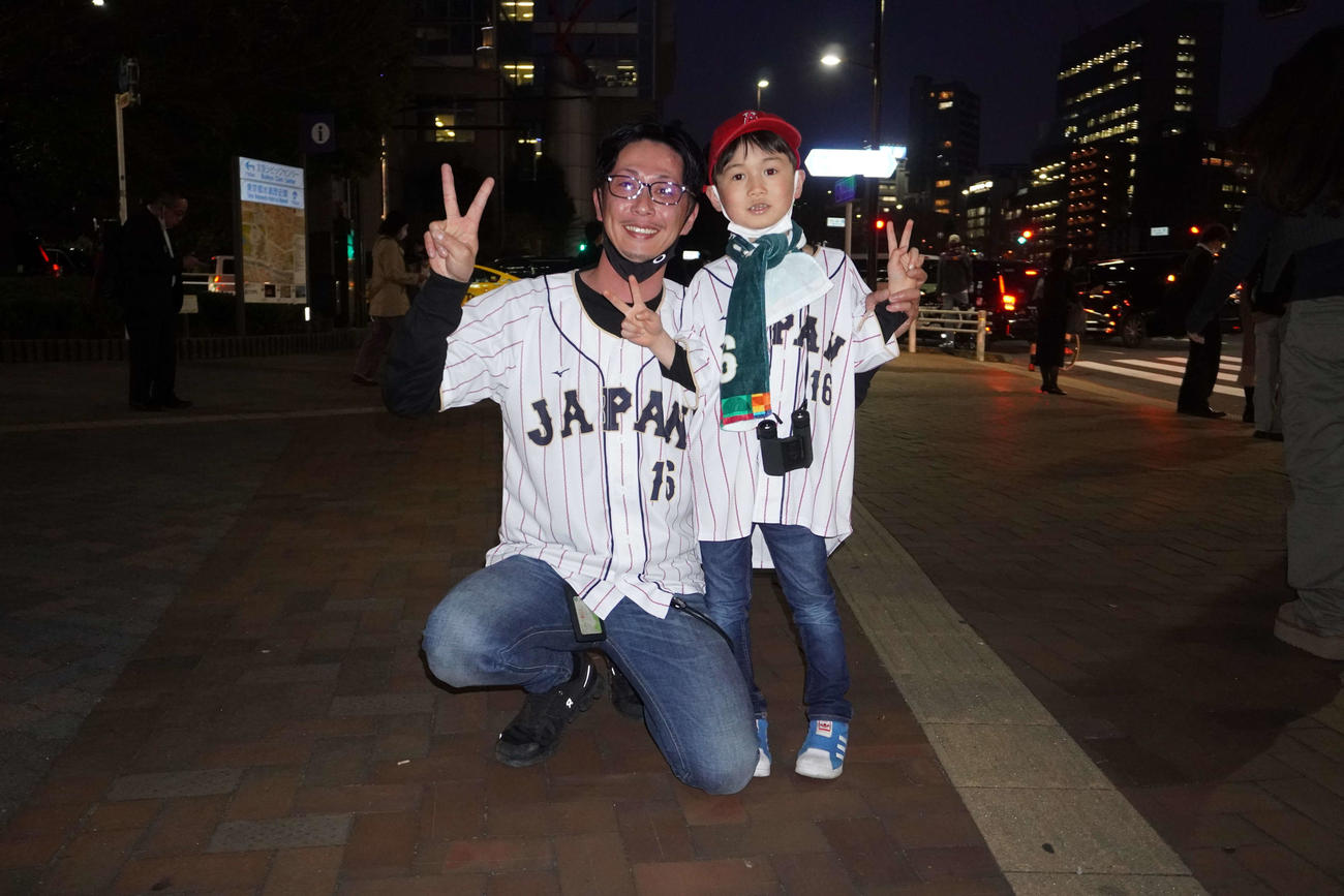 大谷翔平のユニホームを着て笑顔を見せる瀬野公平さん（左）と息子の楽生（らう）君（撮影・沢田直人）
