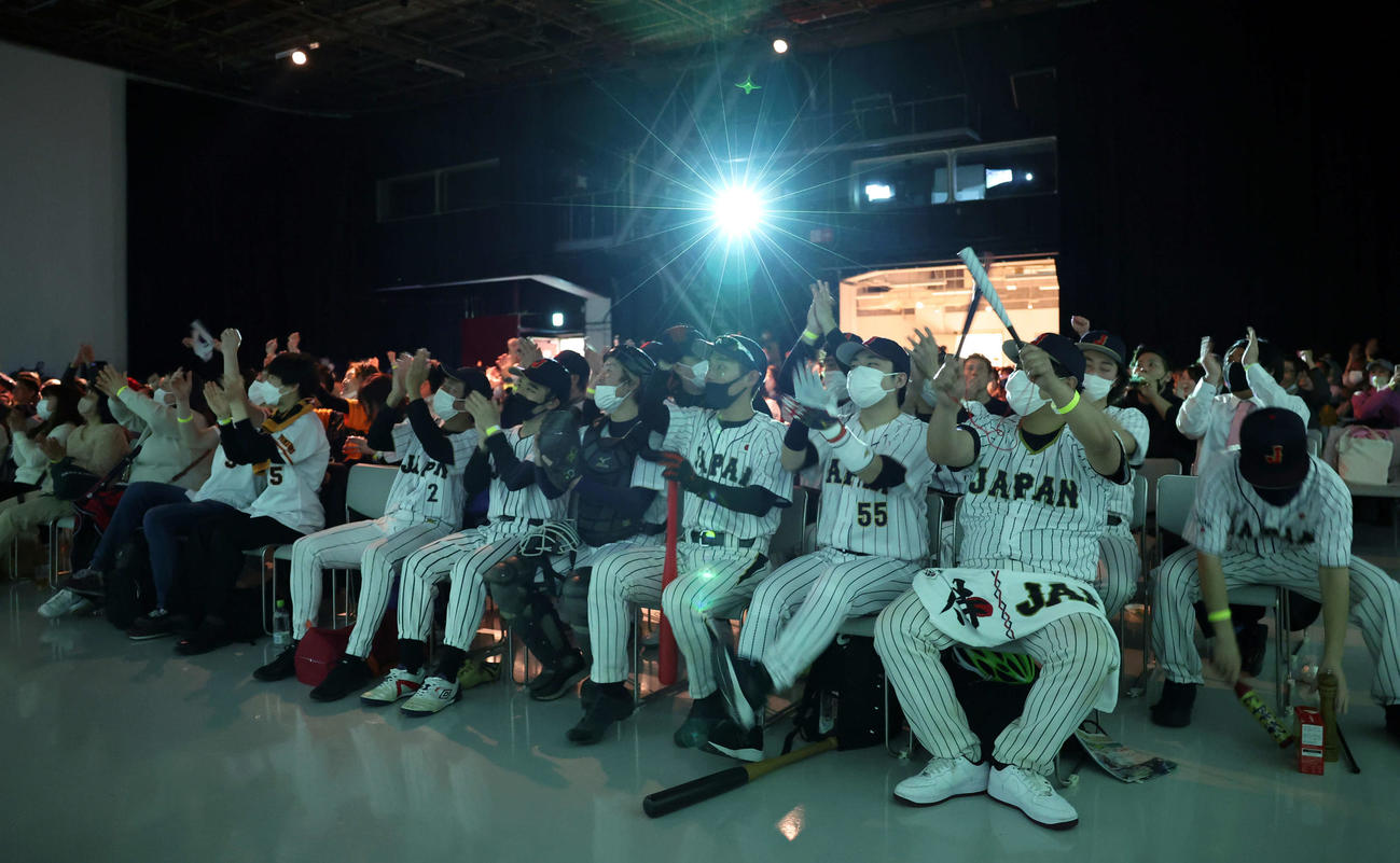 WBC日本中国戦のパブリックビューイングで、日本が先制点を奪い、喜ぶファン（撮影・宮地輝）