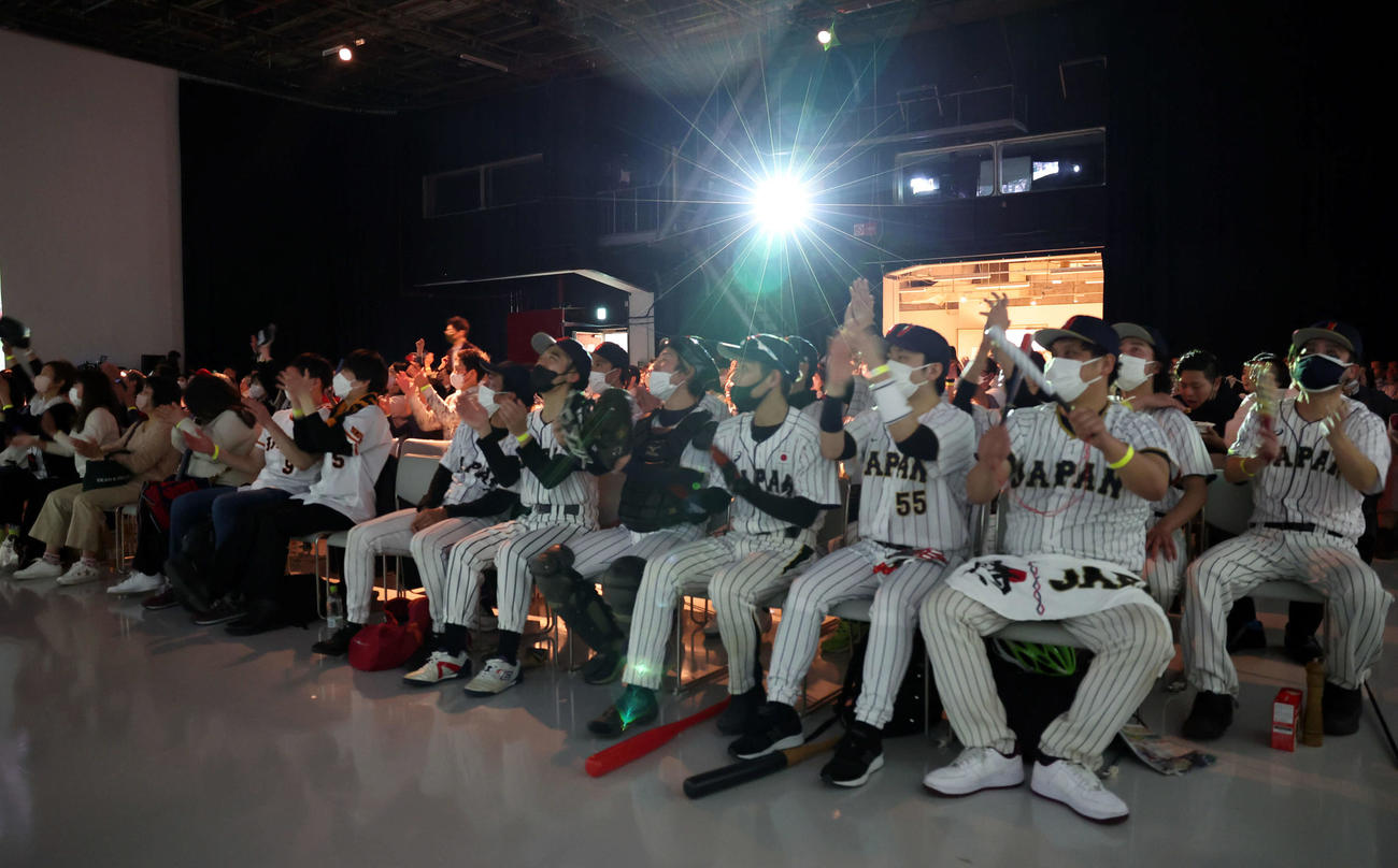 WBC日本中国戦が始まり、パブリックビューイングで盛り上がるファンたち（撮影・宮地輝）