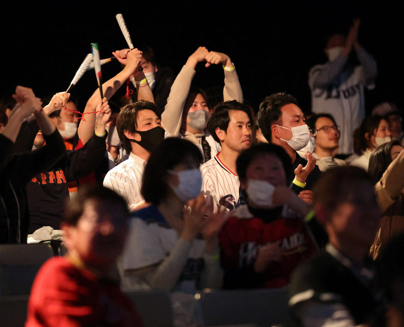 7回裏、牧秀悟の本塁打で盛り上がるファン（撮影・宮地輝）