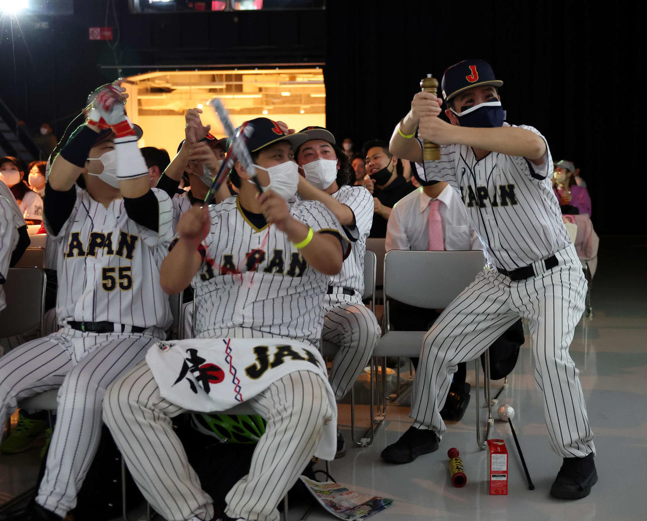 日本が先制点を奪い、ペッパーミルポーズを決める「ちょいまねジャパン野球部」のノートバー（右）（撮影・宮地輝）