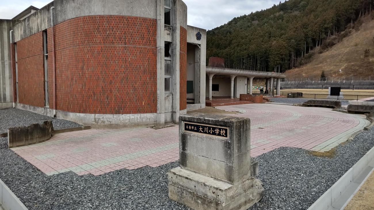 震災遺構・大川小学校の校門と校舎