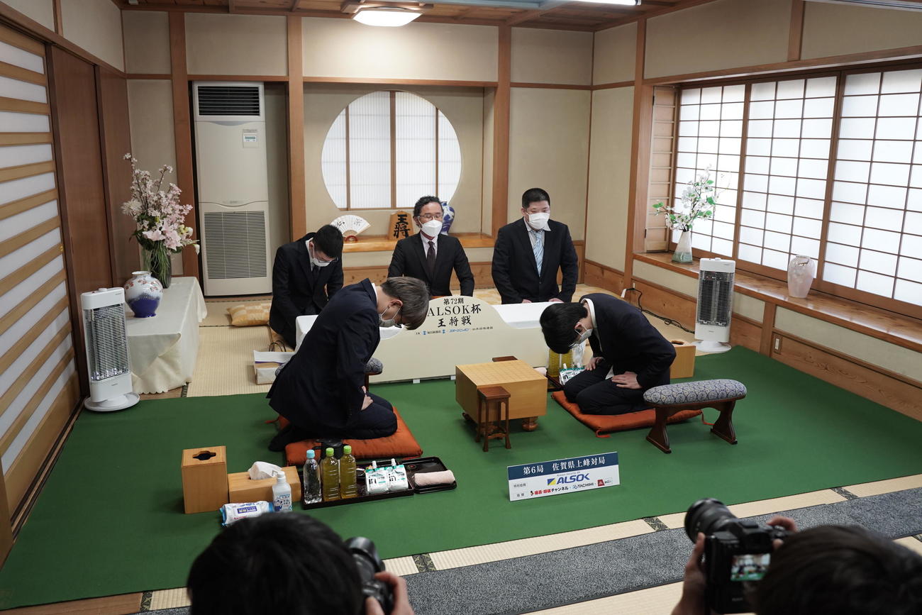 第72期ALSOK杯王将戦7番勝負第6局の前日検分に臨んだ藤井聡太王将（右）、羽生善治九段（日本将棋連盟提供）