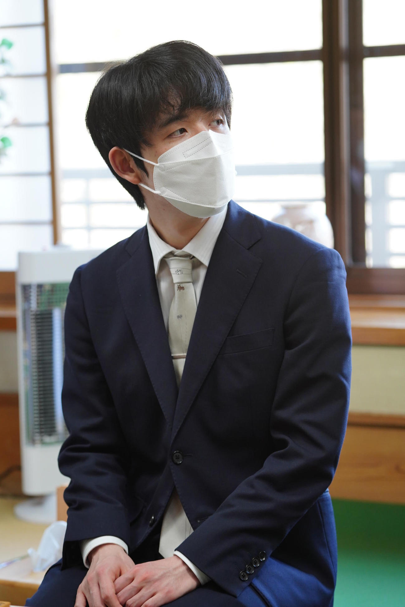 第72期ALSOK杯王将戦7番勝負第6局の前日検分に臨んだ藤井聡太王将（日本将棋連盟提供）