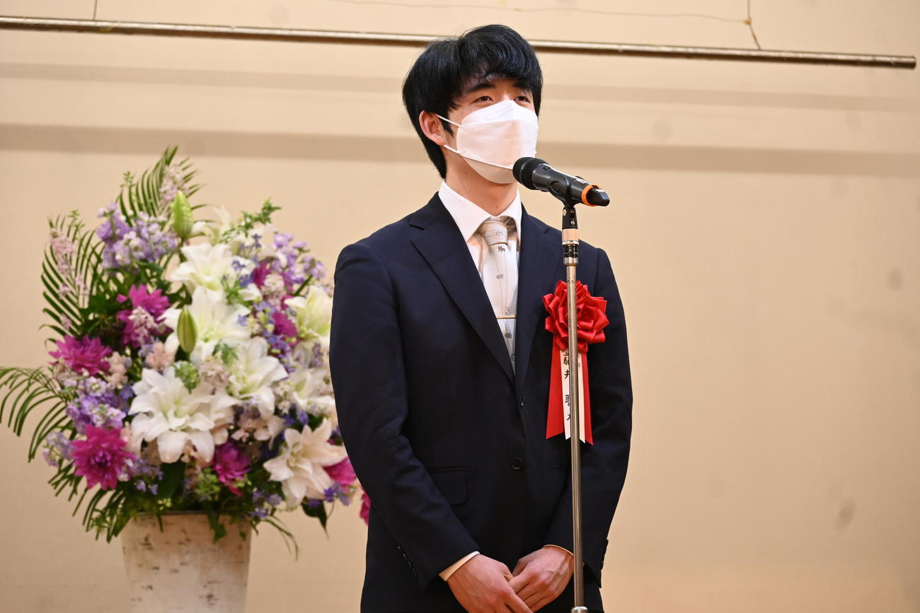第72期ALSOK杯王将戦7番勝負第6局の前夜祭で決意を述べる藤井聡太王将（撮影・松浦隆司）