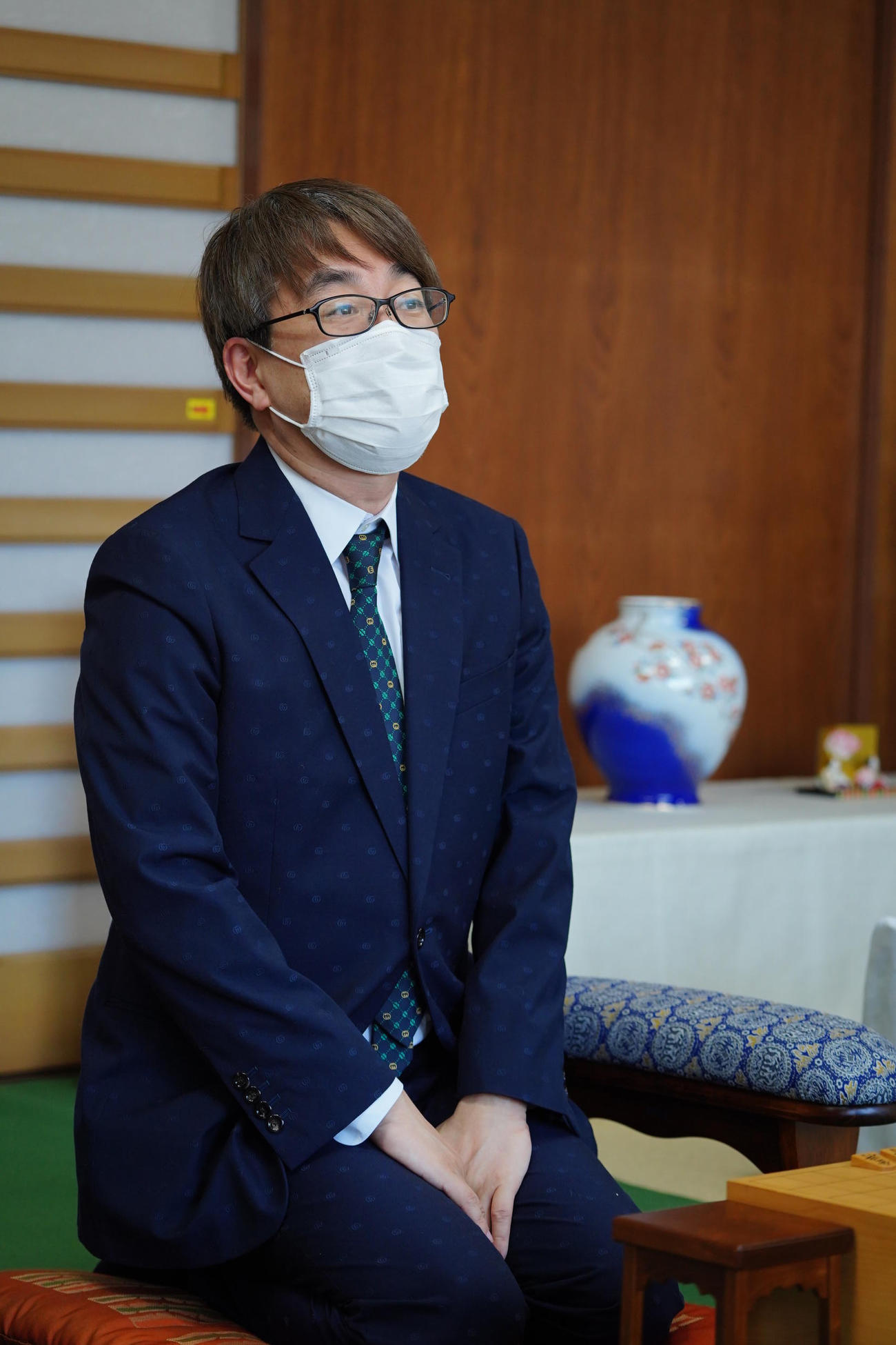 第72期ALSOK杯王将戦7番勝負第6局の前日検分に臨んだ羽生善治九段（日本将棋連盟提供）