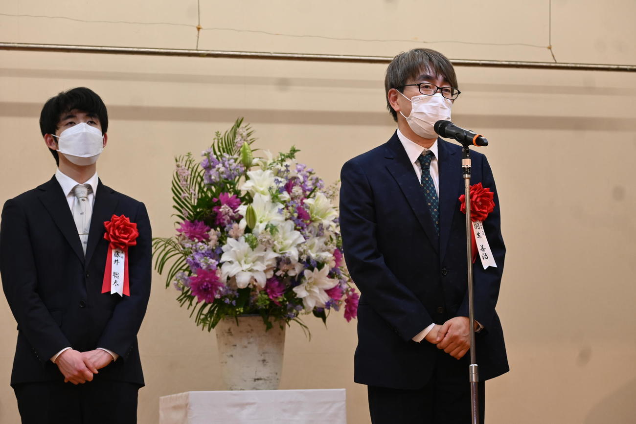 第72期ALSOK杯王将戦7番勝負第6局の前夜祭で決意を述べる羽生善治九段（撮影・松浦隆司）