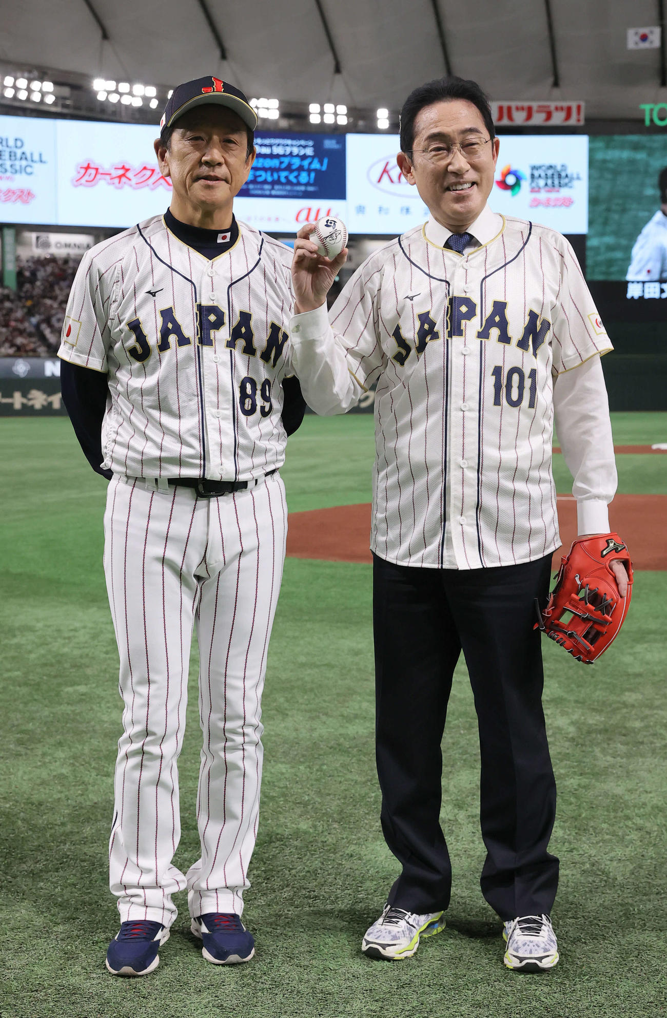 日本対韓国　始球式を行い、栗山監督（左）と記念撮影に臨む岸田首相（代表撮影）