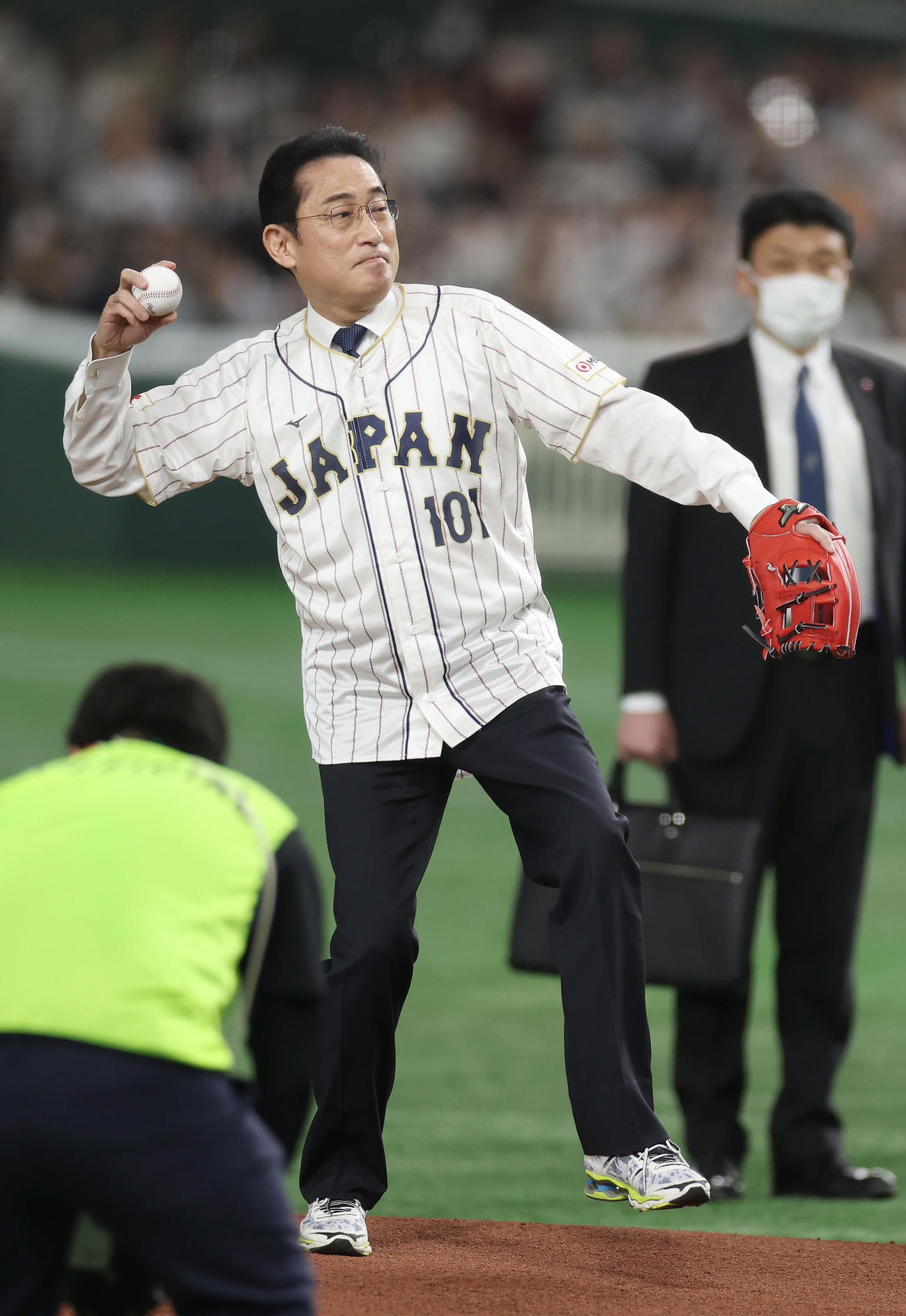 日本対韓国　始球式を務める岸田首相（撮影・前田充）