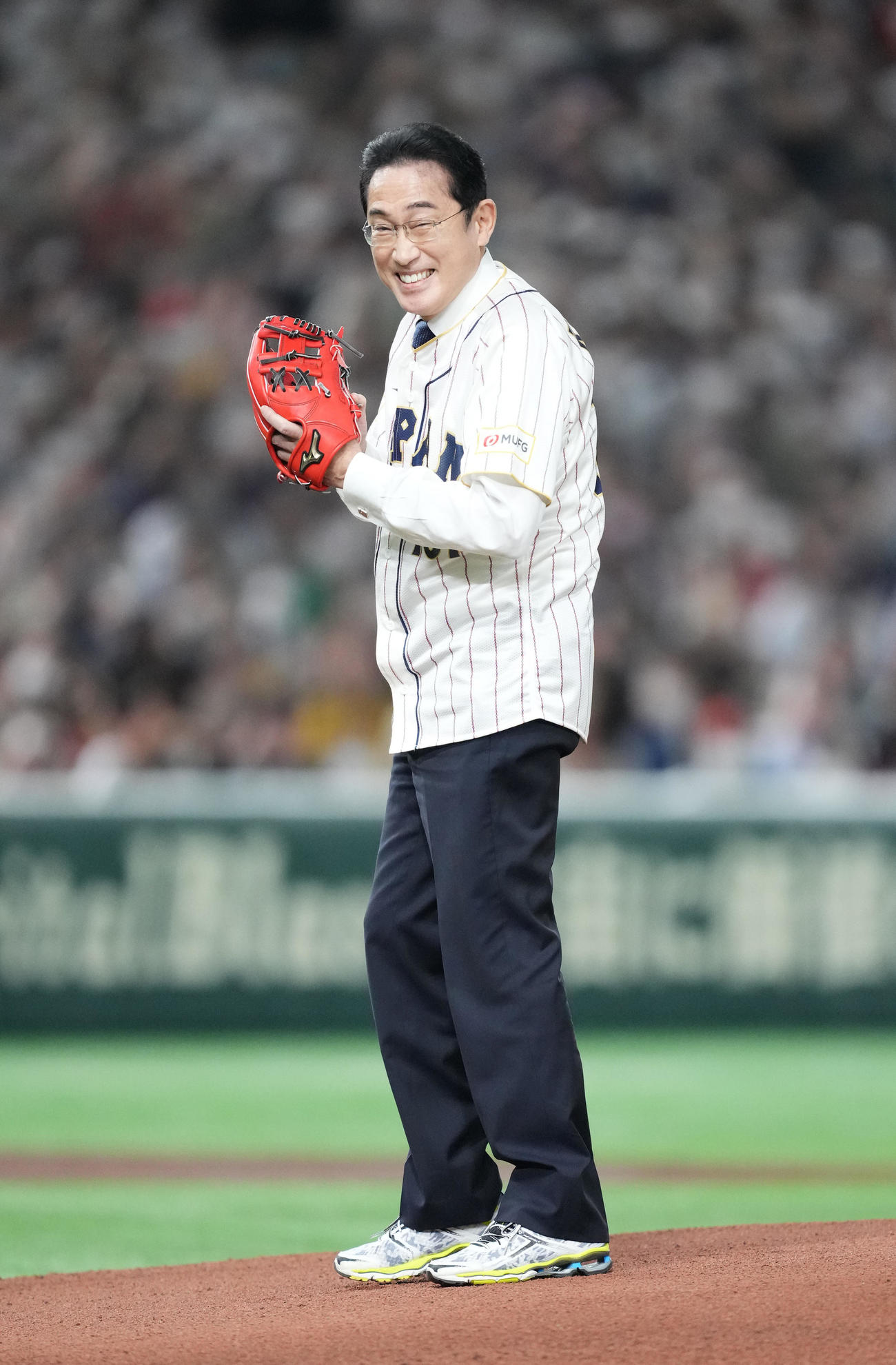 日本対韓国　始球式を務める岸田首相（撮影・菅敏）