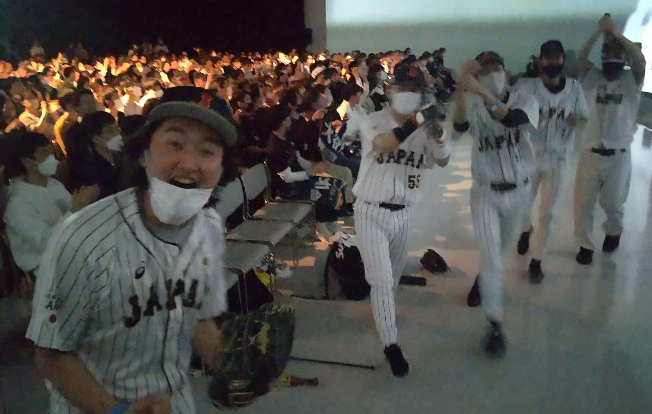 侍ジャパンの打線爆発でちょいまねジャパン野球部のメンバー5人も観客とのハイタッチで会場を走り回る。左からカルビッシュ有、小村上宗隆、似郷翔征、エネルギー源田壮亮、ノートバー（撮影・寺沢卓）