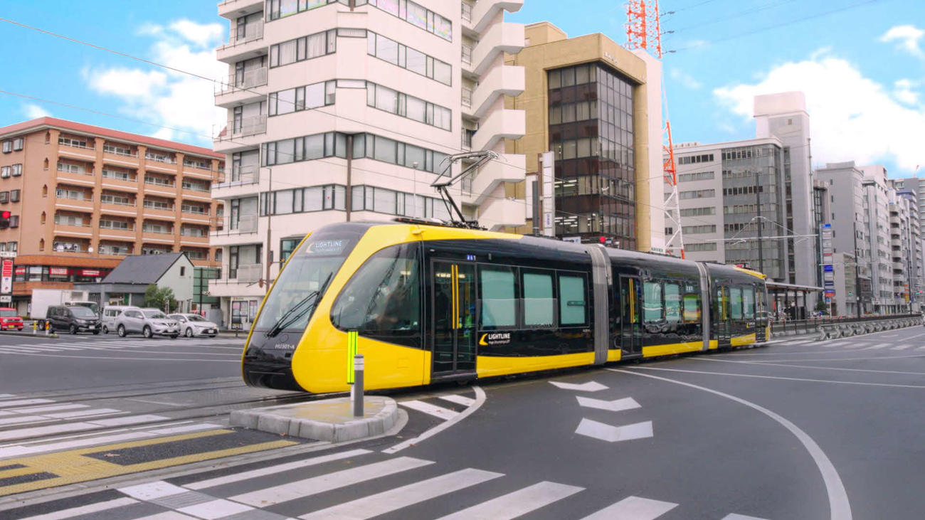 宇都宮市を走る次世代型路面電車「LRT」の「ライトライン」（宇都宮市提供）