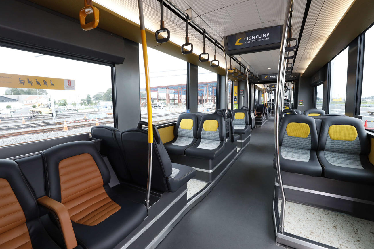次世代型路面電車「LRT」の「ライトライン」の車内（宇都宮市提供）