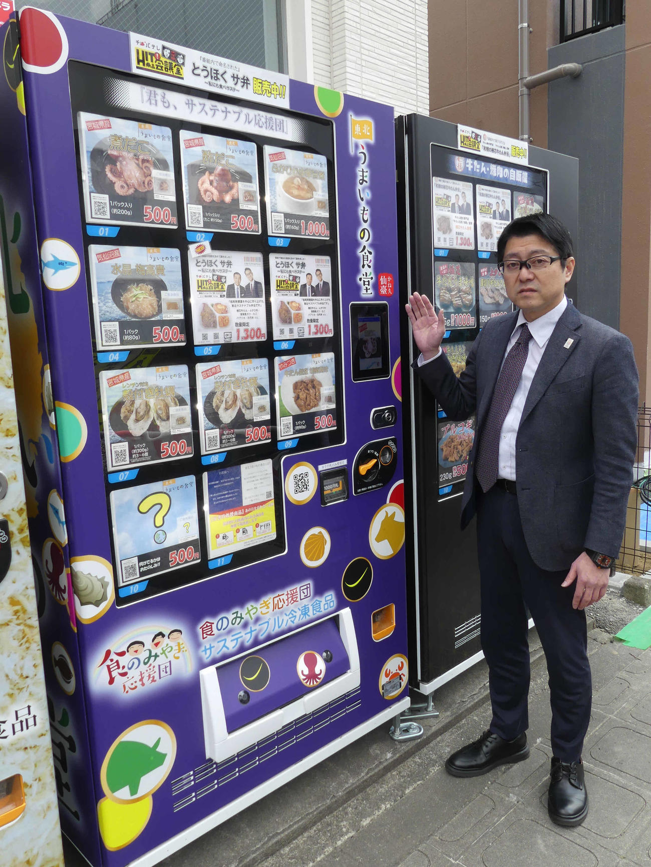 宮城の食材を使った商品が並ぶ自動販売機「東北うまいもの食堂」を開発した「かね久」の遠藤伸太郎社長（撮影・中山知子）