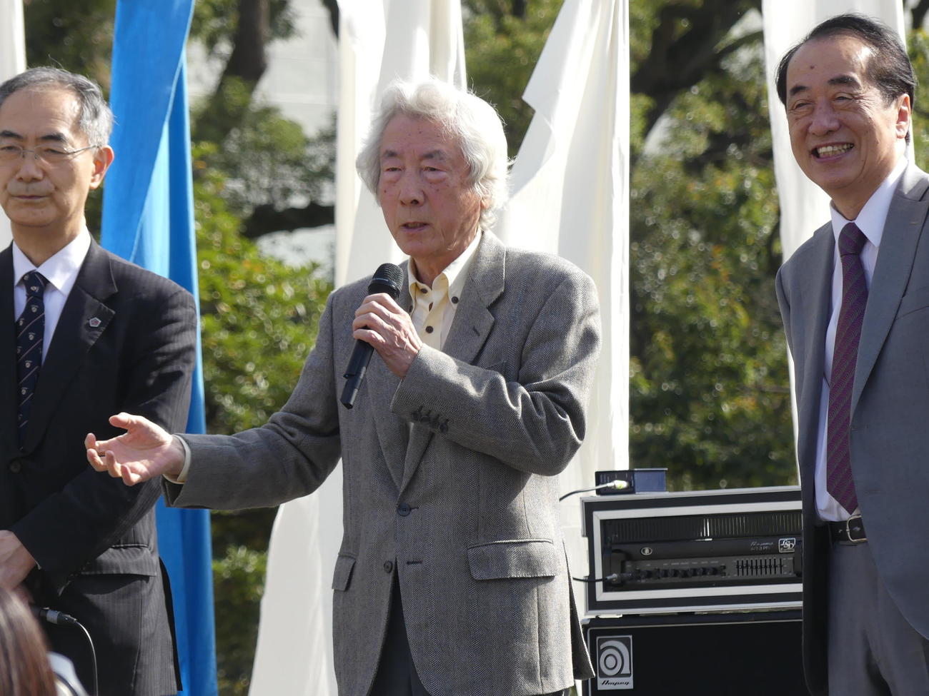 「311未来へのつどいピースオンアース」であいさつする小泉純一郎元首相（中央）。右は菅直人元首相（撮影・中山知子）＝