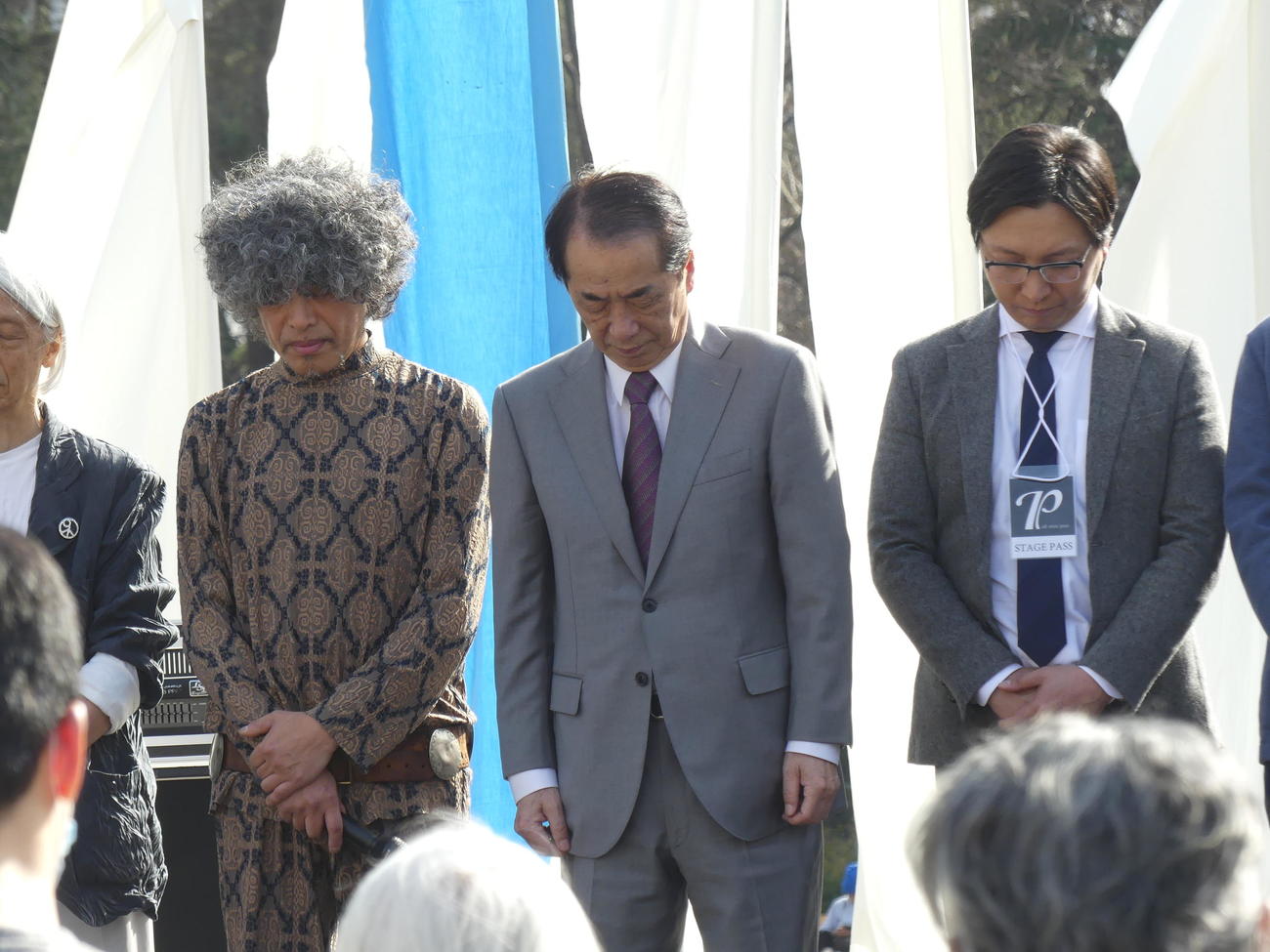 「311未来へのつどいピースオンアース」で、震災発災時刻に黙とうする菅直人元首相ら出席者（撮影・中山知子）