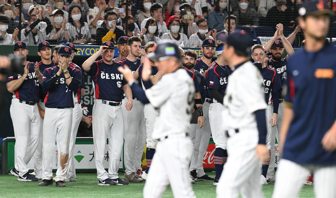 日本に大敗しあいさつをするチェコ（2023年3月11日撮影）