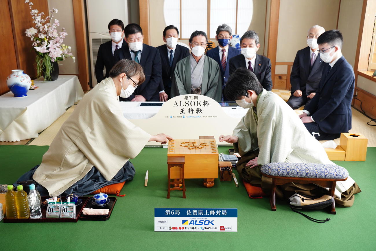 第72期ALSOK杯王将戦7番勝負第6局2日目に臨んだ藤井聡太王将（右）、羽生善治九段（日本将棋連盟提供）