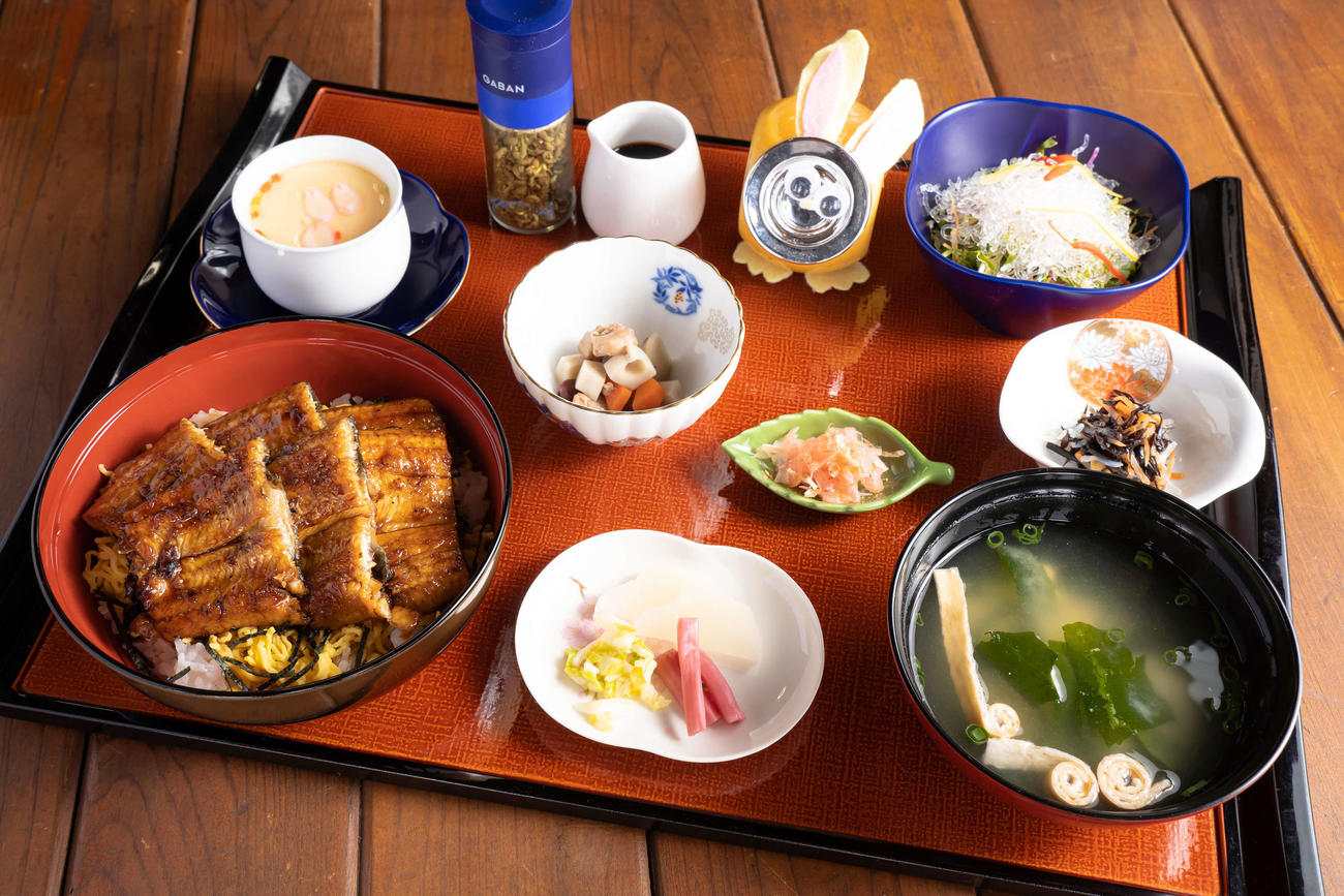 羽生善治九段が昼食に注文した「佐賀県上峰産うなぎの蒲焼丼」（日本将棋連盟提供）