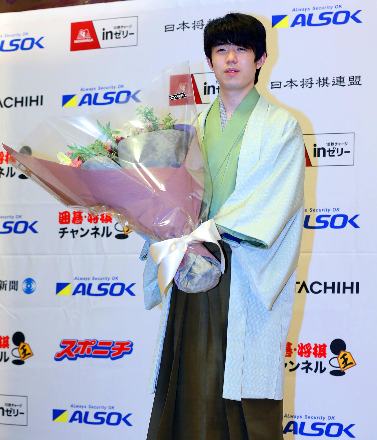 第72期王将戦7番勝負第6局　防衛を果たし、花束を手にする藤井王将（撮影・屋方直哉）