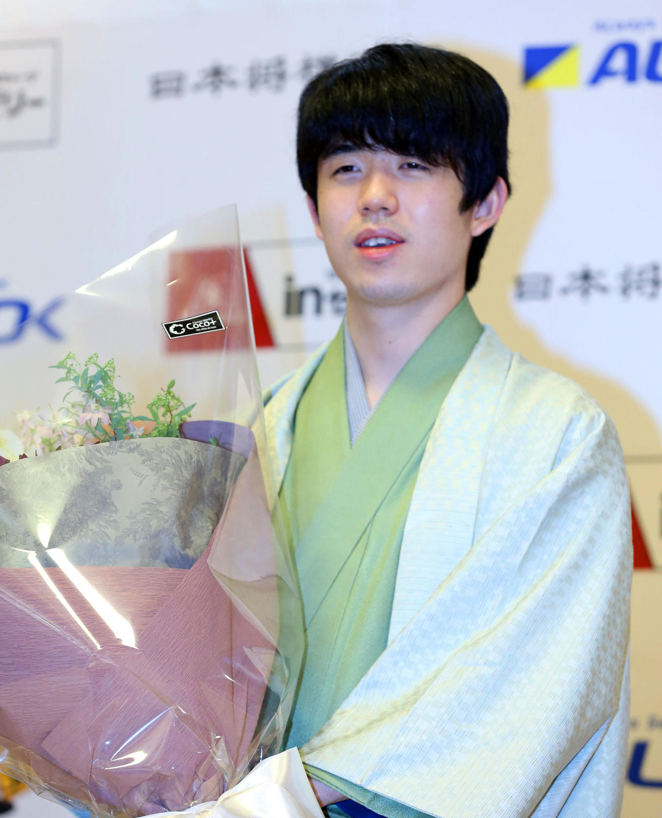 第72期王将戦7番勝負第6局　防衛を果たし、花束を手にする藤井王将（撮影・屋方直哉）