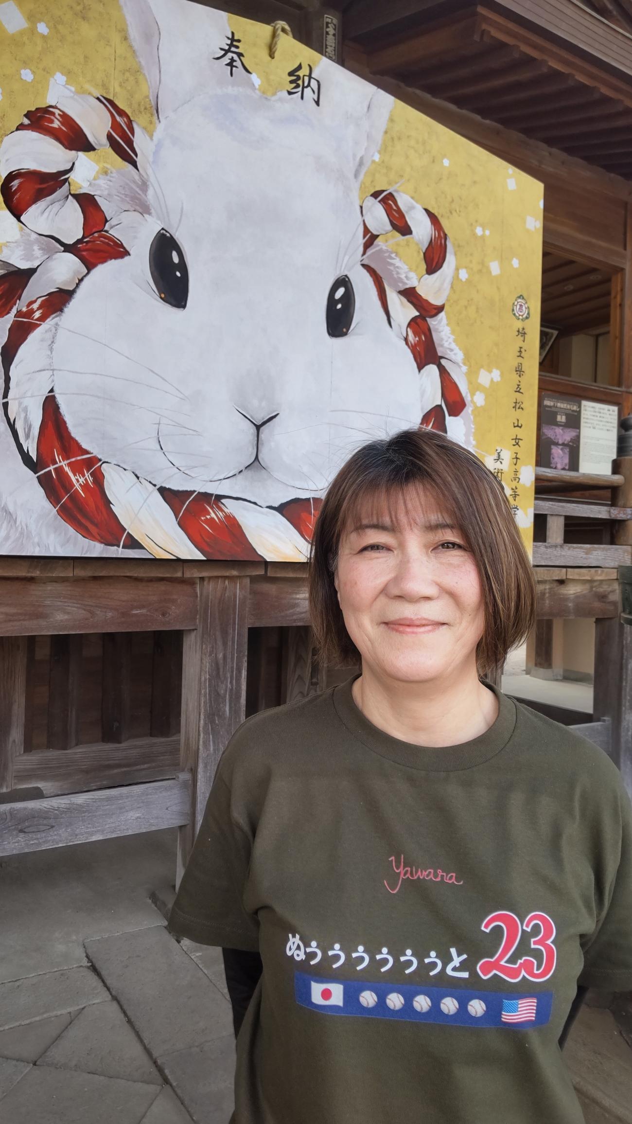 ヌートバーの母久美子さんと中学、高校の6年間、ソフトボール部でチームメイトだった金子清美さん。久美子さんと協力してヌートバーを応援する「ぬぅT」を製作した（撮影・寺沢卓）